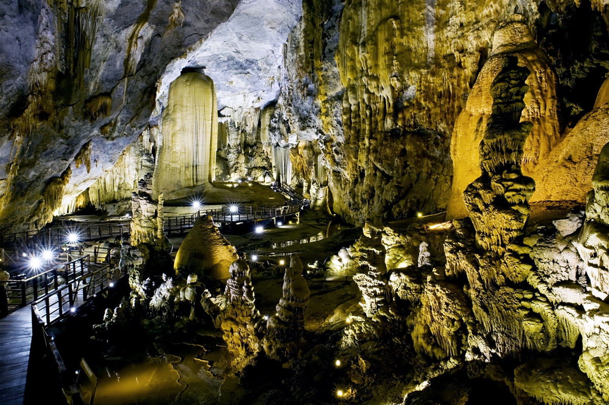  C'est de toute beauté : sites et lieux magnifiques de notre monde.  - Page 2 Thien-Duong-cave