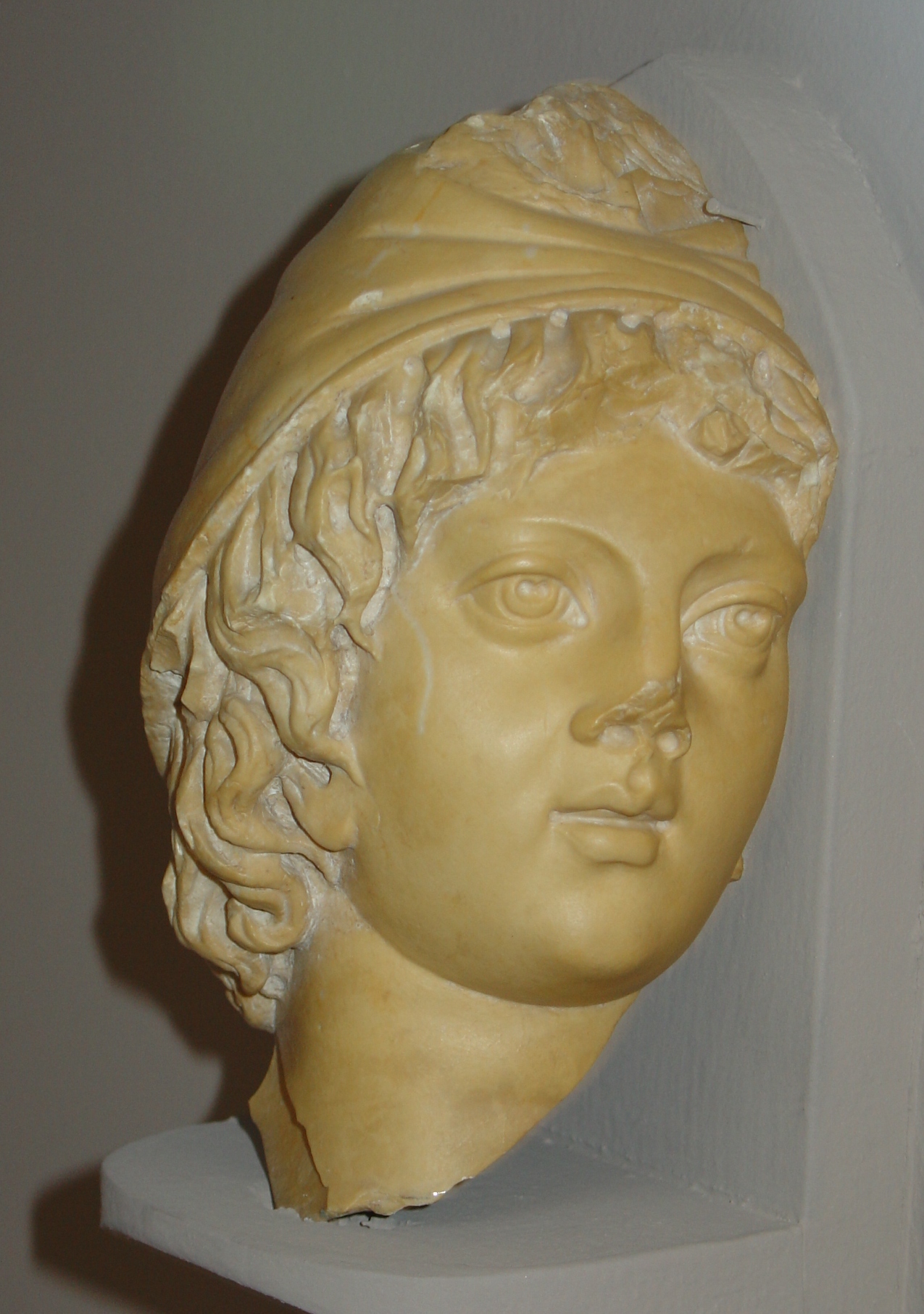 Denario de la gens Volteia - Cibeles Attis_Efes_Museum