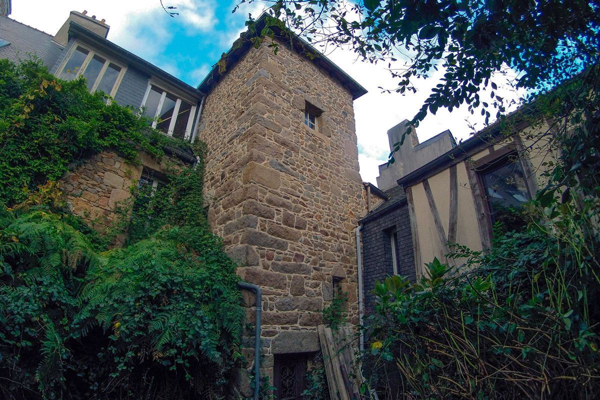 [kapoue] Restauration, très ancienne maison bretonne GOPR0030