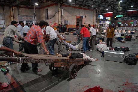 ESSAY FOTO dari MUMBAI Train-station-injured