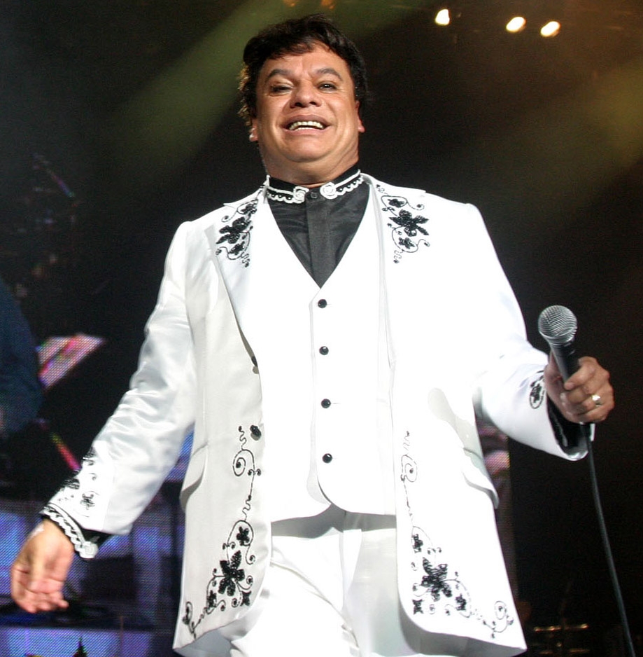 Juan Gabriel bebe orines. Juan-gabriel1