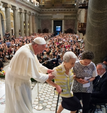 Le Pape François selon le témoignage des photos - Page 2 32_1506_3876