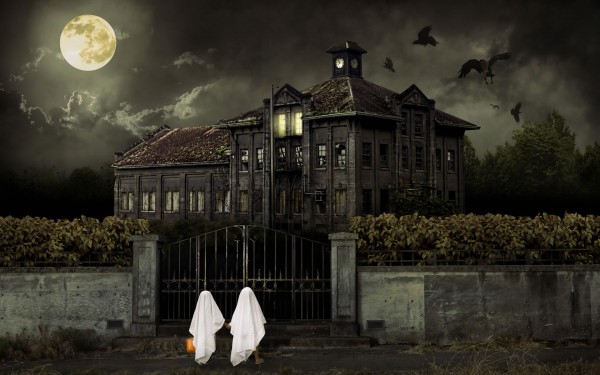 LA CASONA HA ABIERTO SUS PUERTAS Fantasmas-de-halloween-visitando-mansion-600x375