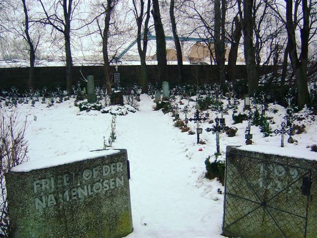 Band Bilderrtsel - Seite 18 1_friedhof-d-namenlosen-00336