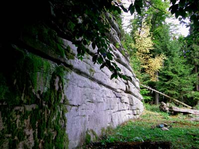 Mauer die das Viertel abtrennt Bb-felsen-wie-burgmauern-stamberg-web-p3618