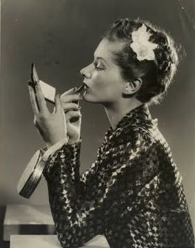 Istorija šminkanja Glamourdaze-1940s-lipstick2