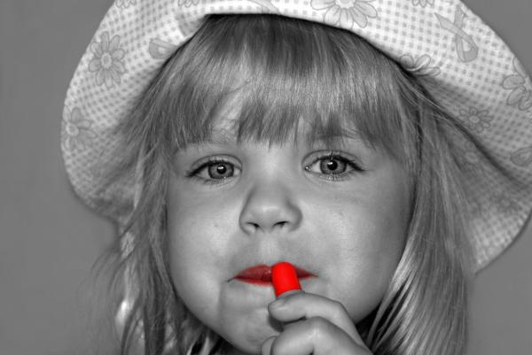 Istorija šminkanja Red-lipstick-maria-dryfhout