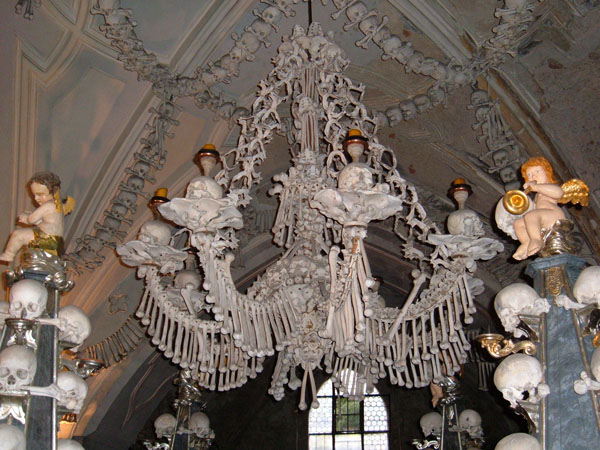 Index: katoličke nekrofilske orgije - Page 6 Sedlec_Ossuary_chandelier