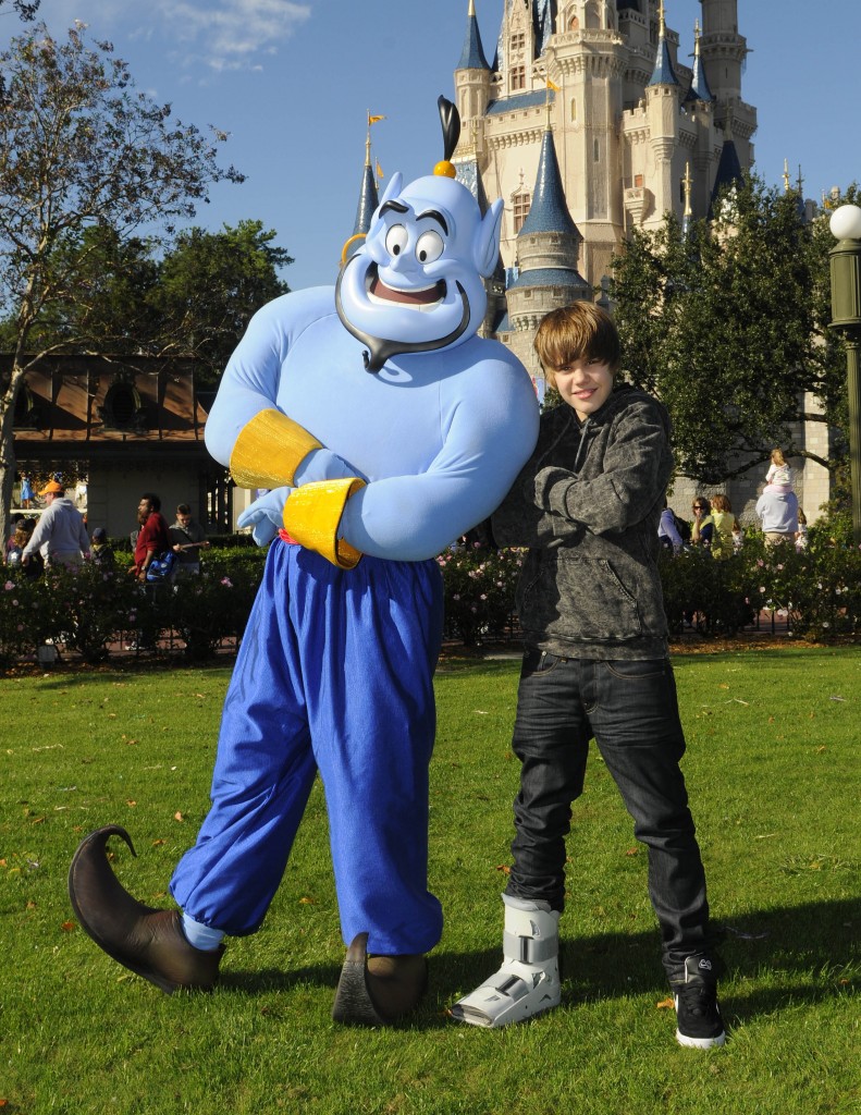 صور لجاستن بيبر مررره خوقاااااق Justin-Bieber-at-Disney-World-791x1024