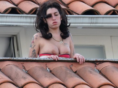 Amy Winehouse - cu privirea tulbure si cu sanii pe afara Stire_6649_image