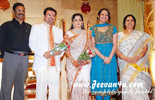 நடிகைகளின் திருமண போட்டோக்கள். - Page 2 Kavya%20Marriage%20Reception%20jyotsna%20Family%20PHotos