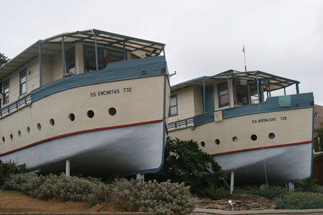   விபரிதமான வீடுகள்  Boat-houses-encinitas