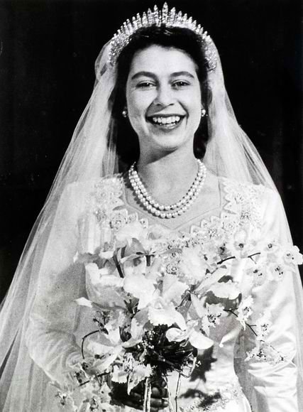  اليزابيث queen Royal-wedding-dresses-queen-elizabeth-smiling_35162_600x450_0