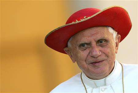 Know what? - Page 4 Pope-benedict-saturno-hat