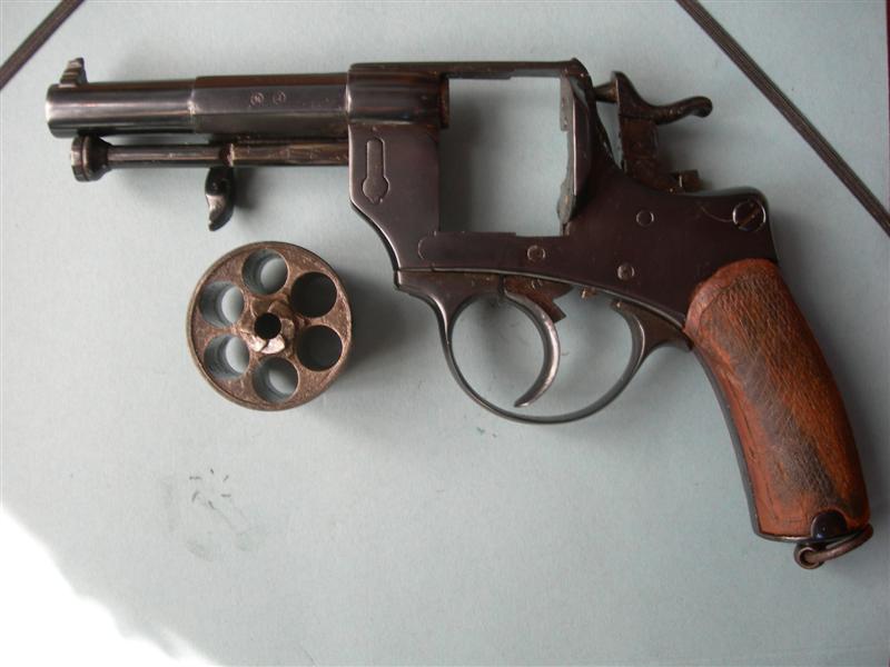 Revolver modle 1874 dat 1877 et son tui jambon ! DSCN1196