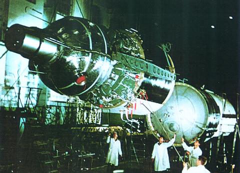 Voskhod 2 - (18-19.03.1965) Voskhod-2-being-mated