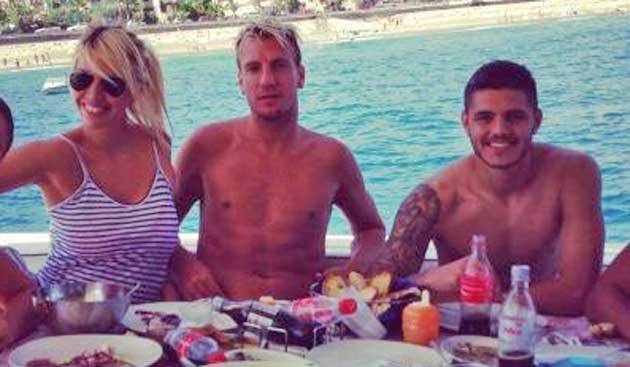 Maradona: "In my day we would have taken turns to beat up Icardi" Wanda-Maxi-Mauro-Icardi