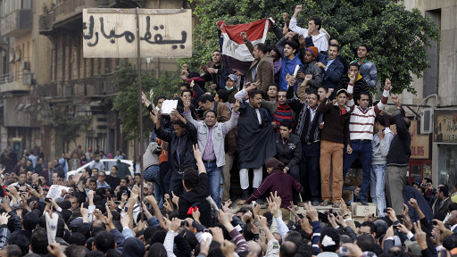  هنا آخر تطورات عن الثورة في مصر 110129123621_egyptian_anti-government_protesters__512x288_ap_nocredit