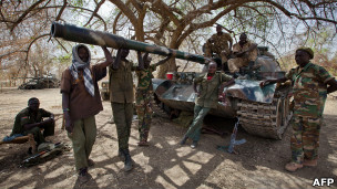 السودان الجنوبي يدق طبول الحرب  120411183820_sudan_peoples_liberation_army_north_spla-n_soldiers_gathered_around_one_of_their_tanks_at_mufalu_on_the_frontlines_in_south_kordofan_304x171_afp