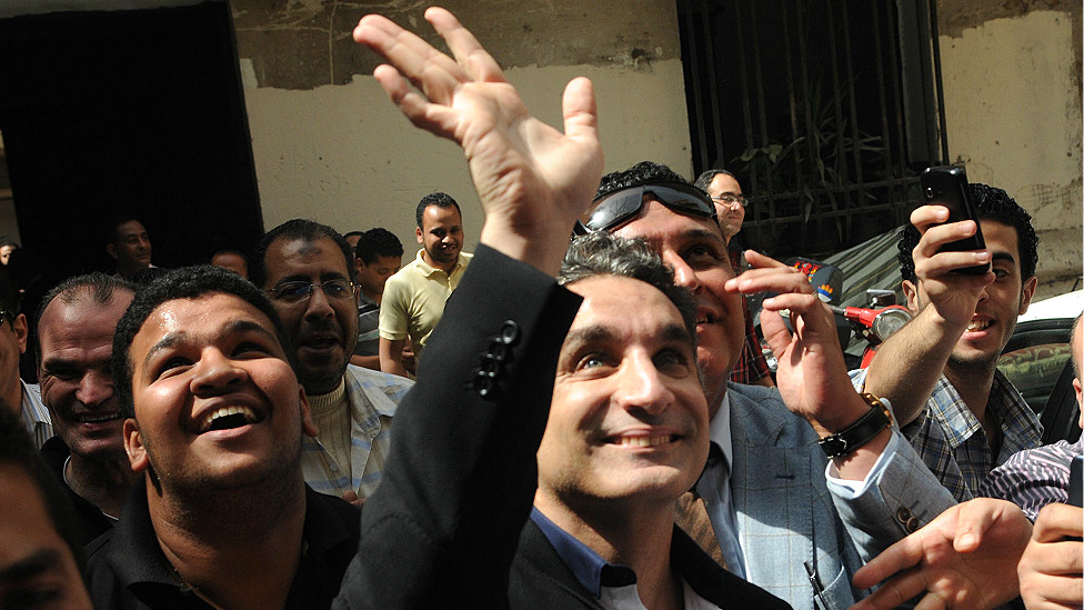 بالصور:باسم يوسف أمام النيابة المصرية 130331114536_egypt_976x549_bbc_nocredit