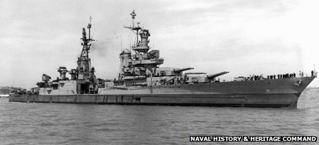 Hundimiento del USS Indianapolis; antes transportó la primera bomba atómica al pacifico 130730142801_tiburones_barco