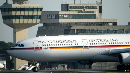 [Internacional] Polícia alemã investiga invasão de homem seminu a avião de Merkel 130822075854_merkel_plane_512x288_afp