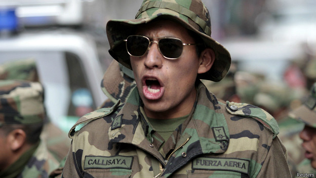 Bolivia pasa a retiro a más de 700 militares por cargos de sedición 140425082441_bolivia_sqargentos_protesta_reuters_624x351_reuters
