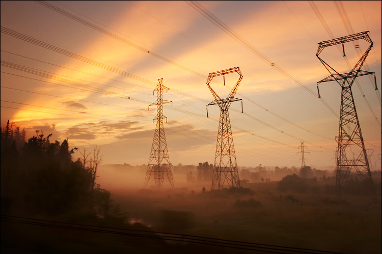 صور خلابه من الطبيعة Hydro_towers_sunset_fog