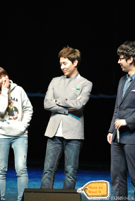 [18.2.12][Pics] Andy @ Shanghai Fanmeet + Handshake 681b12d0gw1dq6u8383l8j