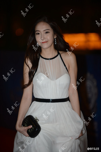 [PIC][07-10-2013]Jessica khởi hành đi Macao để tham dự "10th Huading Award" vào sáng nay 690f21edgw1e9cv32u991j20b30goab2