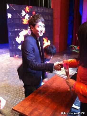 [18.2.12][Pics] Andy @ Shanghai Fanmeet + Handshake 6e9c62d8jw1dq6jbjvim4j