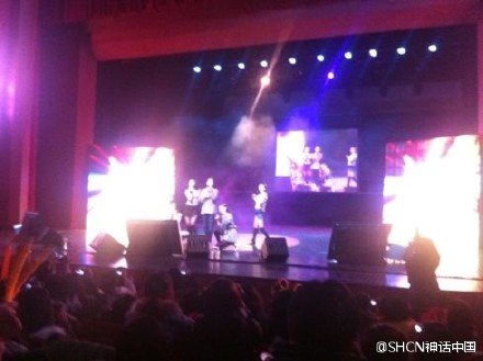 [18.2.12][Pics] Andy @ Shanghai Fanmeet + Handshake 7fb09f0djw1dq6o73whvgj