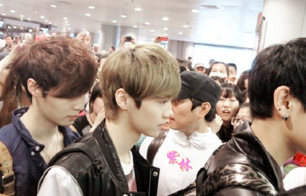 120424 EXO-M airport - Luhan A0bf98bdjw1dsauip7lnqj