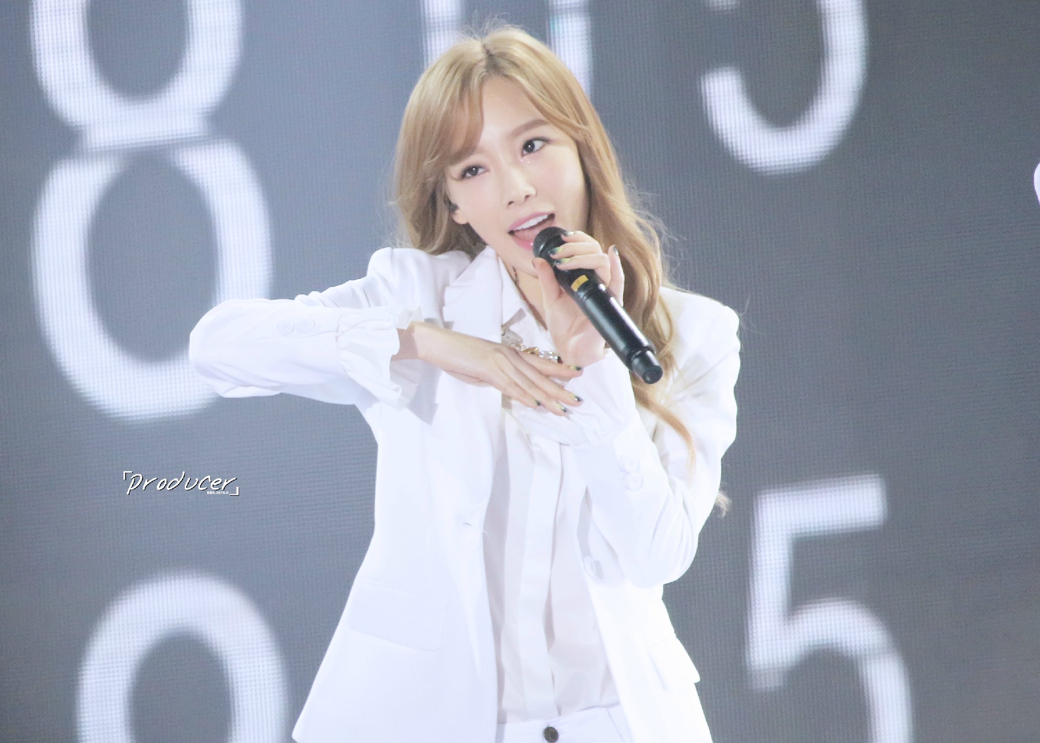 [PIC][24-10-2014]SNSD khởi hành đi Trung Quốc để biểu diễn tại "MBC Korean Music Wave in Beijing 2014" vào chiều nay - Page 11 0062K7DFgw1eqswgtjcd7j31kw14mqcr