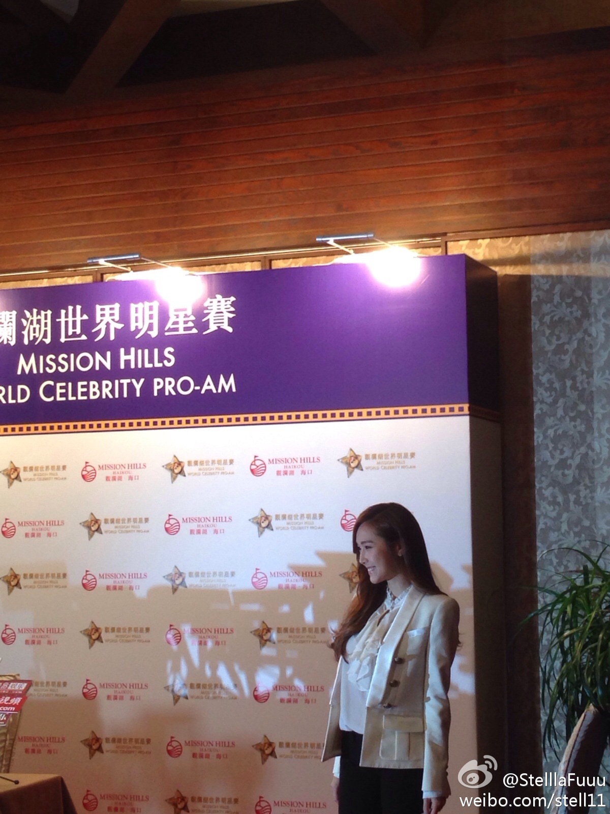 [PIC][23/24/25/26-10-2014]Jessica xuất hiện tại Trung Quốc để tham dự "Stars of 2014 Mission Hills World Celebrity Pro-Am" vào trưa nay 3e38cfccjw1ellfto49pqj20xc18gdq2