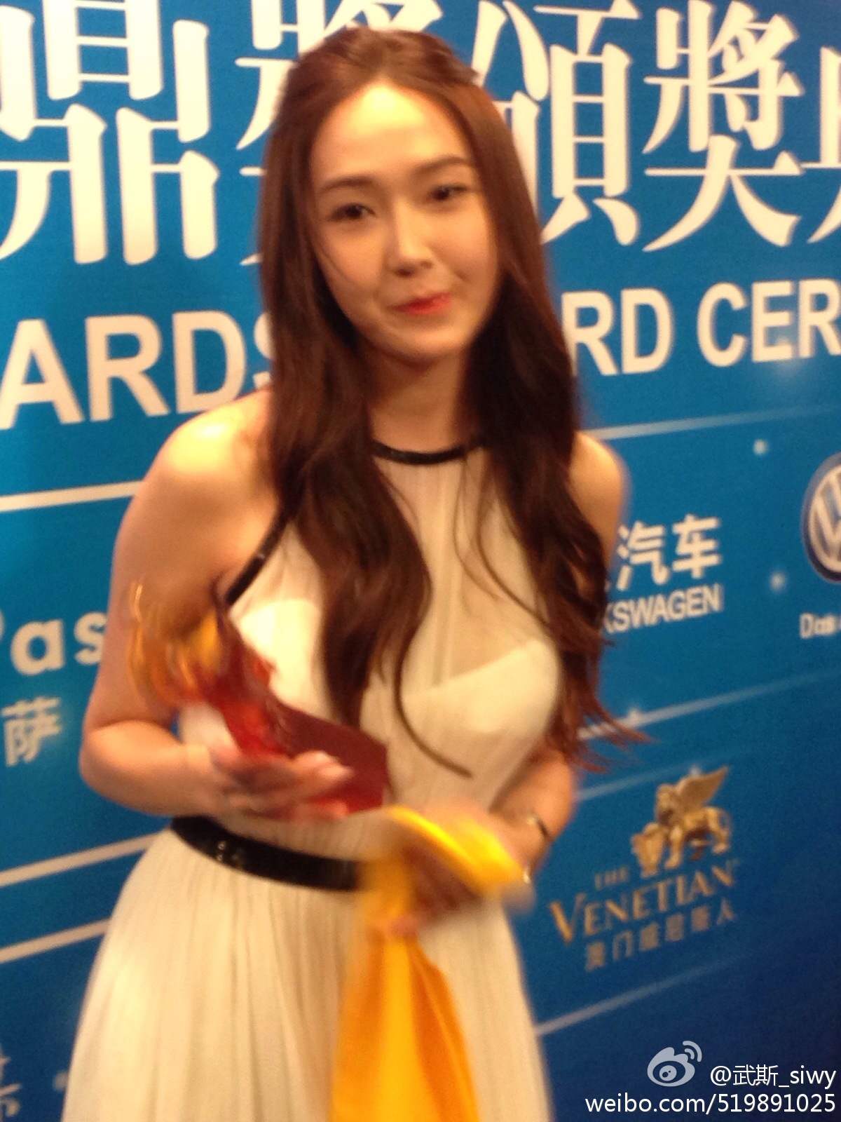 [PIC][07-10-2013]Jessica khởi hành đi Macao để tham dự "10th Huading Award" vào sáng nay 45f41186jw1e9d2ku8dh6j20xc18ggw8