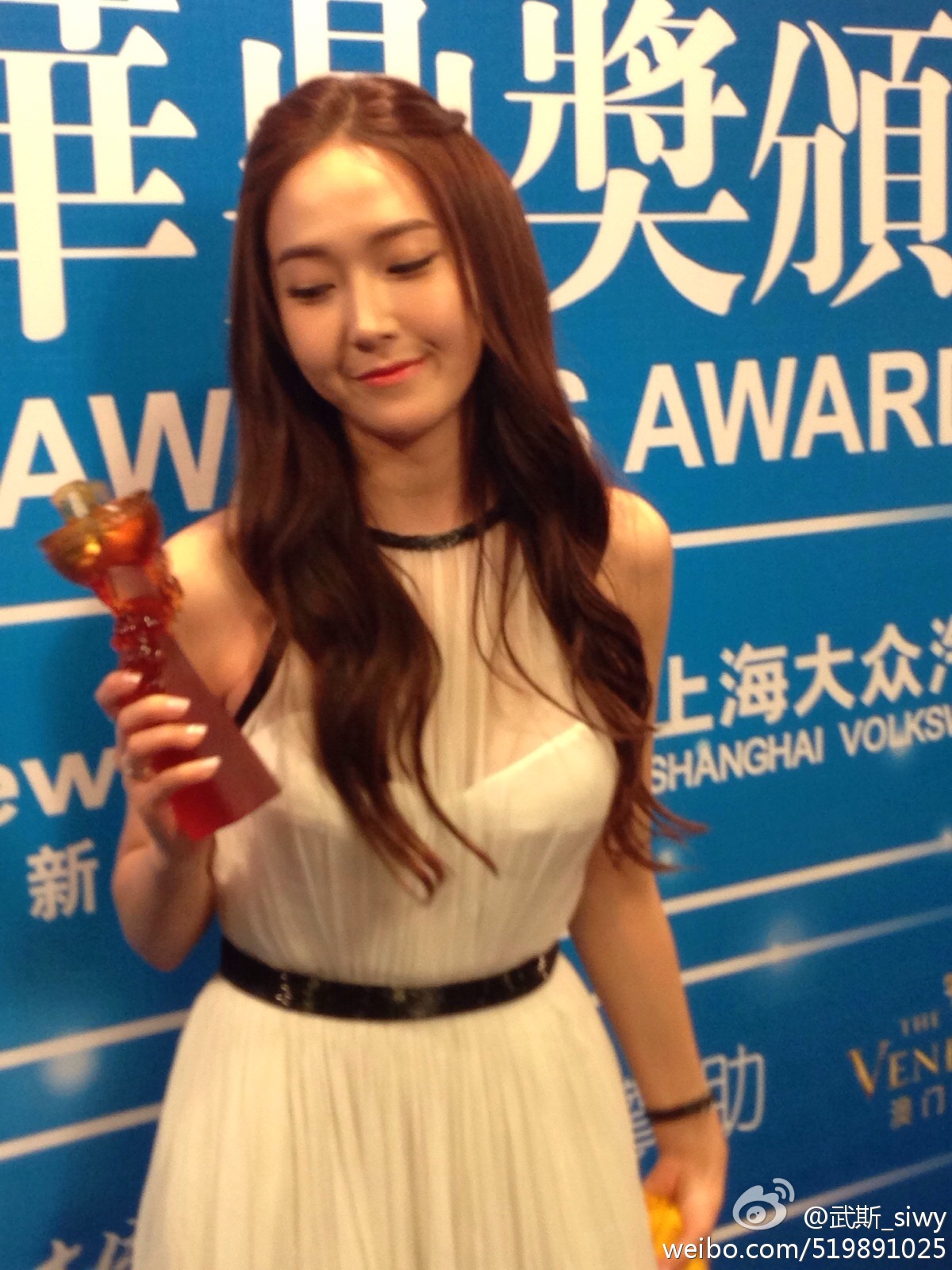 [PIC][07-10-2013]Jessica khởi hành đi Macao để tham dự "10th Huading Award" vào sáng nay 45f41186jw1e9d2kytzw2j20xc18gtjh