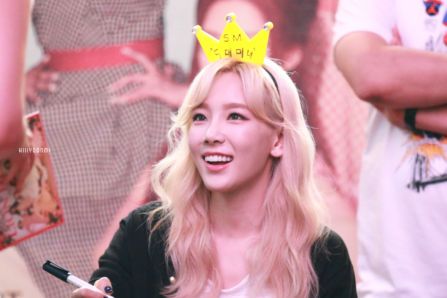 [PIC][27-08-2015]SNSD tham dự buổi fansign đầu tiên cho Album thứ 5 - "LION HEART" vào tối nay 46479817gw1evoc251ggrj21e00xch70