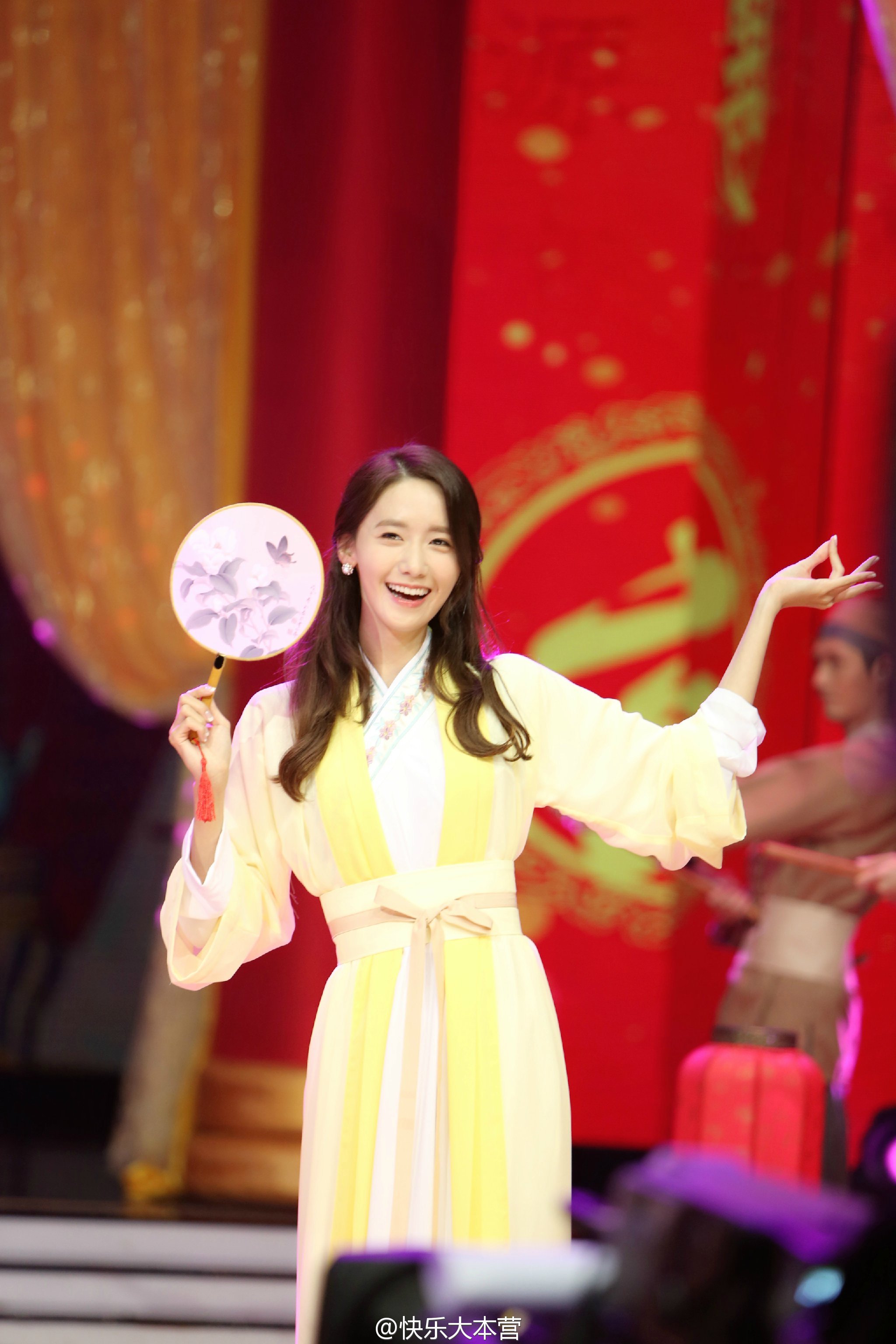 [PIC][18-04-2016]YoonA khởi hành đi Trường Sa - Trung Quốc để ghi hình cho chương trình "HAPPY CAMP" vào sáng nay - Page 2 55500a54gw1f3gy671cihj21kw2dck3m