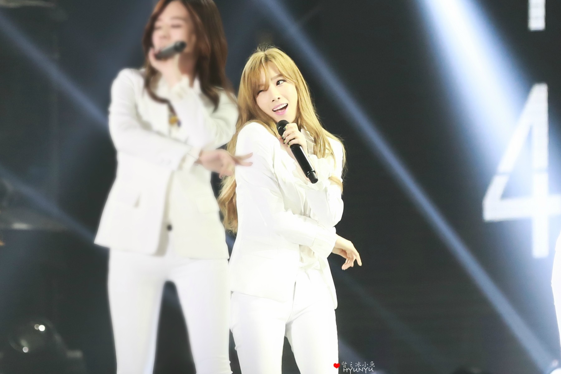 [PIC][24-10-2014]SNSD khởi hành đi Trung Quốc để biểu diễn tại "MBC Korean Music Wave in Beijing 2014" vào chiều nay - Page 3 58cb28eajw1elopkwnj9zj21e00xbn2r