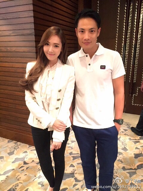 [PIC][23/24/25/26-10-2014]Jessica xuất hiện tại Trung Quốc để tham dự "Stars of 2014 Mission Hills World Celebrity Pro-Am" vào trưa nay 64e5fabcjw1ellc0em7ypj20db0hs418