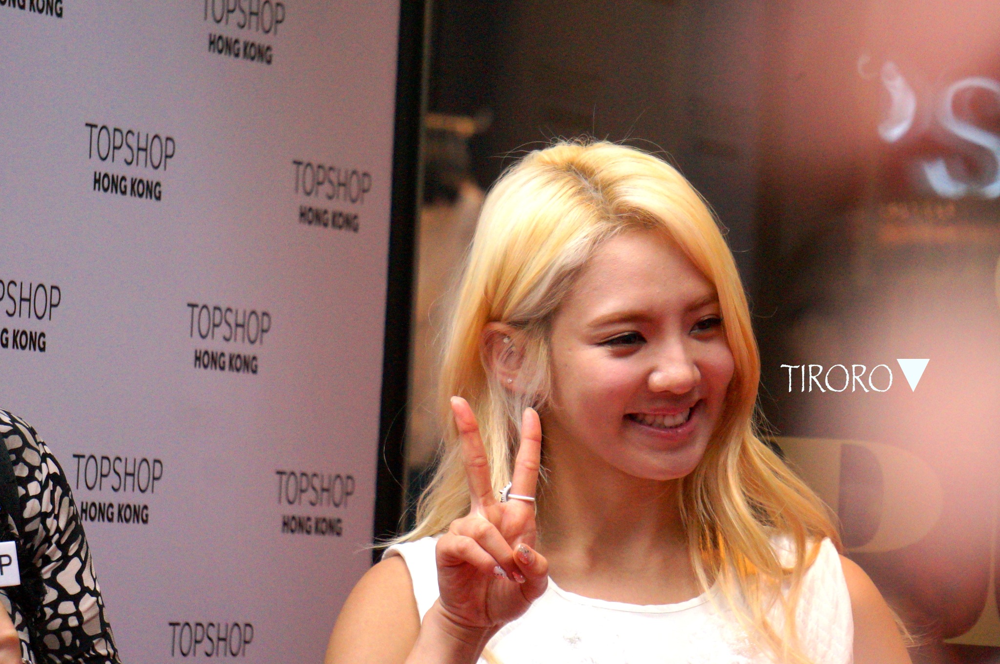 [PIC][06-06-2013]HyoYeon khởi hành đi Hồng Kông để tham dự Lễ khai trương cửa hàng "Topshop" chi nhánh ở Hồng Kông 67612de1gw1e5eq0ujo6ej21kw11s4ka