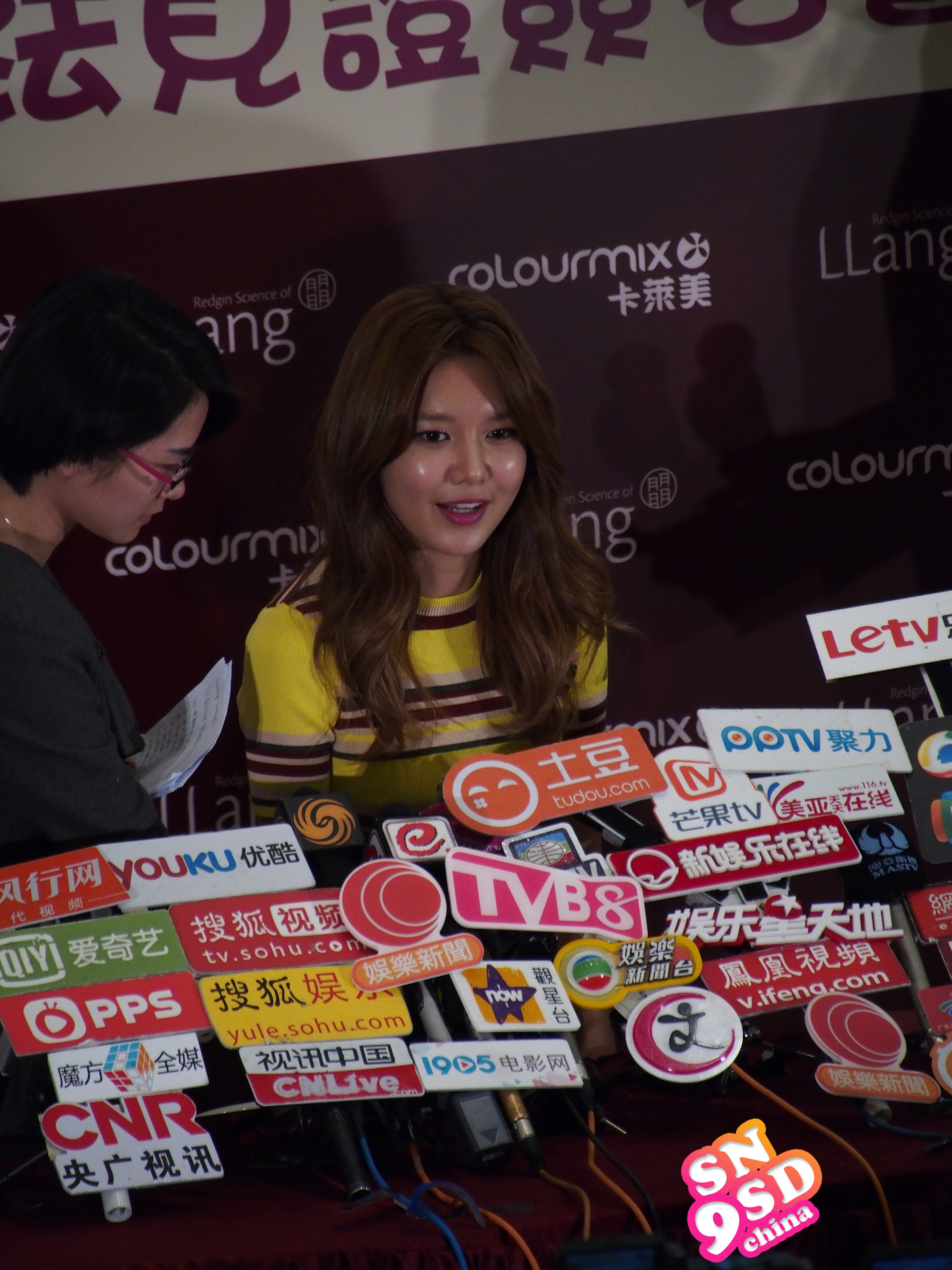 [PIC][04-02-2015]SooYoung xuất phát đi Hồng Kông để tham dự buổi fansign cho thương hiệu mỹ phẩm "LLang" - Page 3 68c95481jw1eoz09chfi5j22o03k0qvb