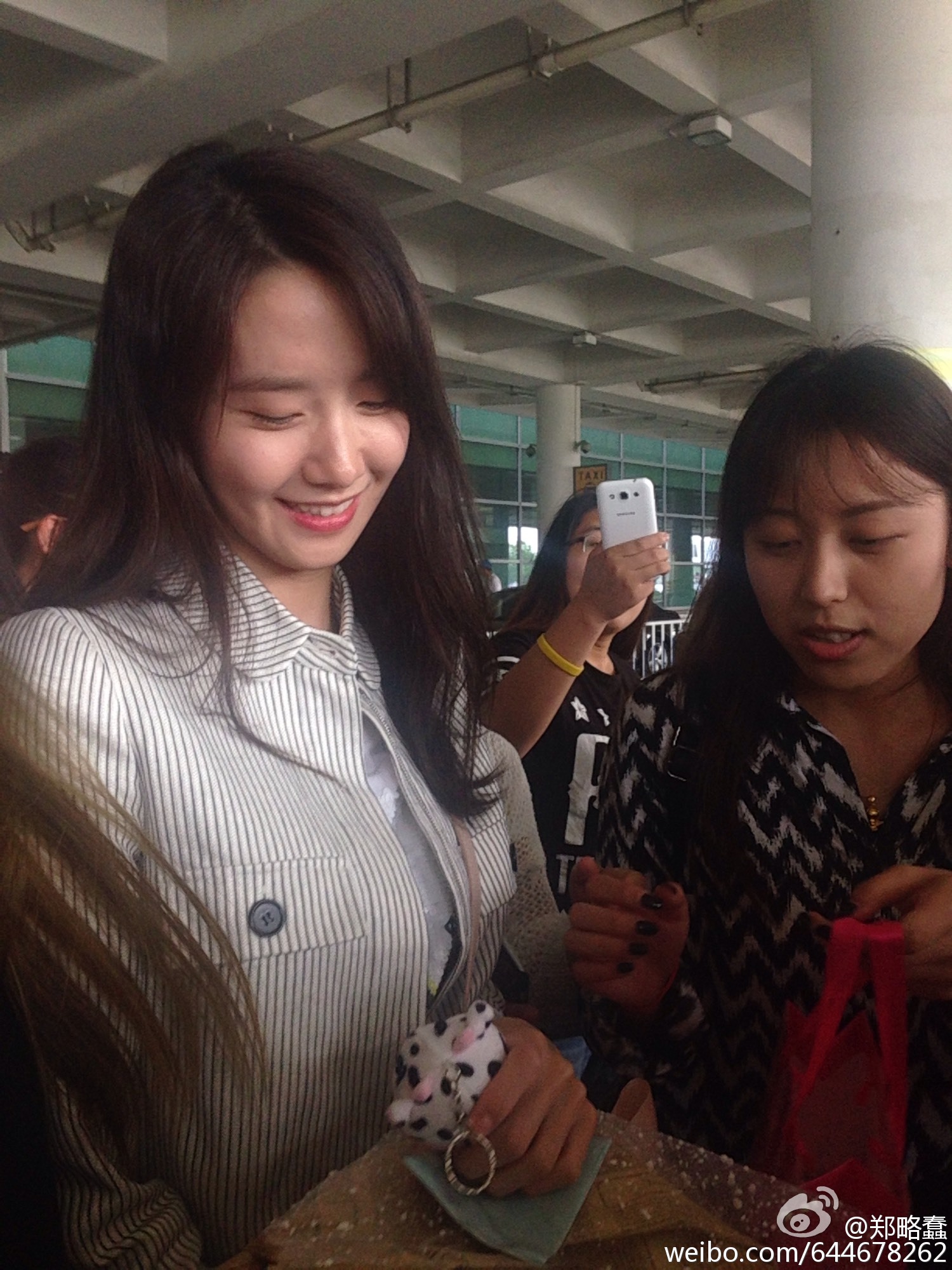 [PIC][20-05-2015]YoonA khởi hành đi Trung Quốc vào trưa nay 690d06eejw1esaqpgs528j215o1jknc3