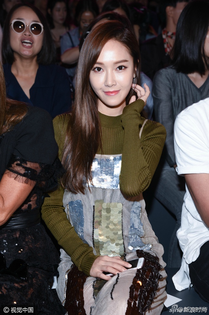 [PIC][13-09-2016]Jessica tham dự "New York Fashion Week 2017 - VERA WANG Show" vào hôm nay 693605c5jw1f7t38qdheqj20iy0sgn41