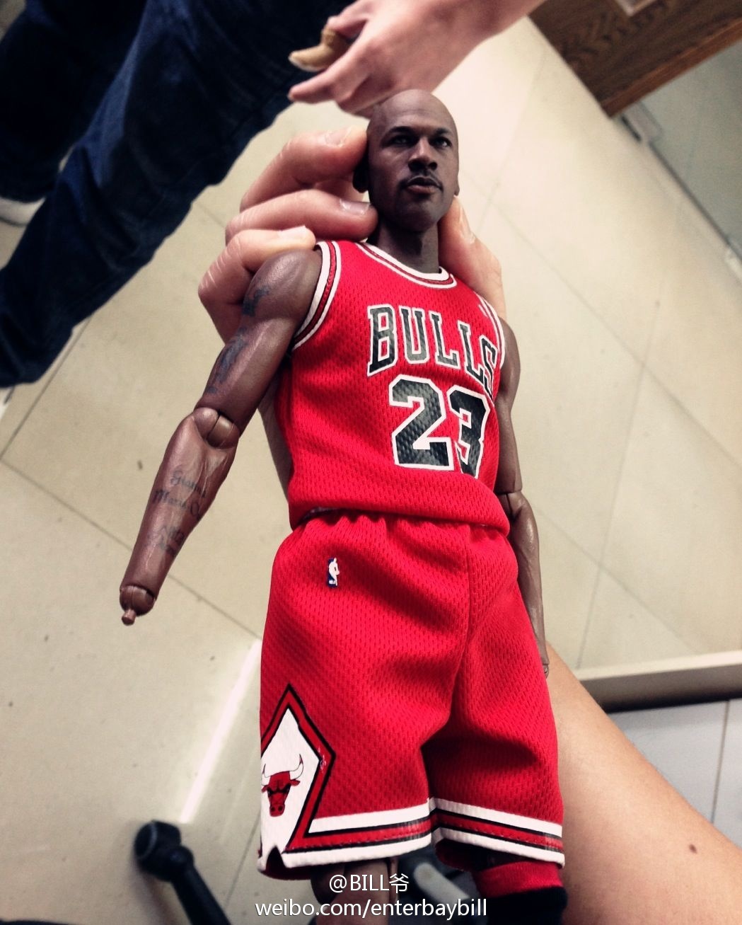 [ENTERBAY] NBA Real Masterpiece - Michael Jordan | Series 1 - Página 3 69464edejw1dygicny61zj