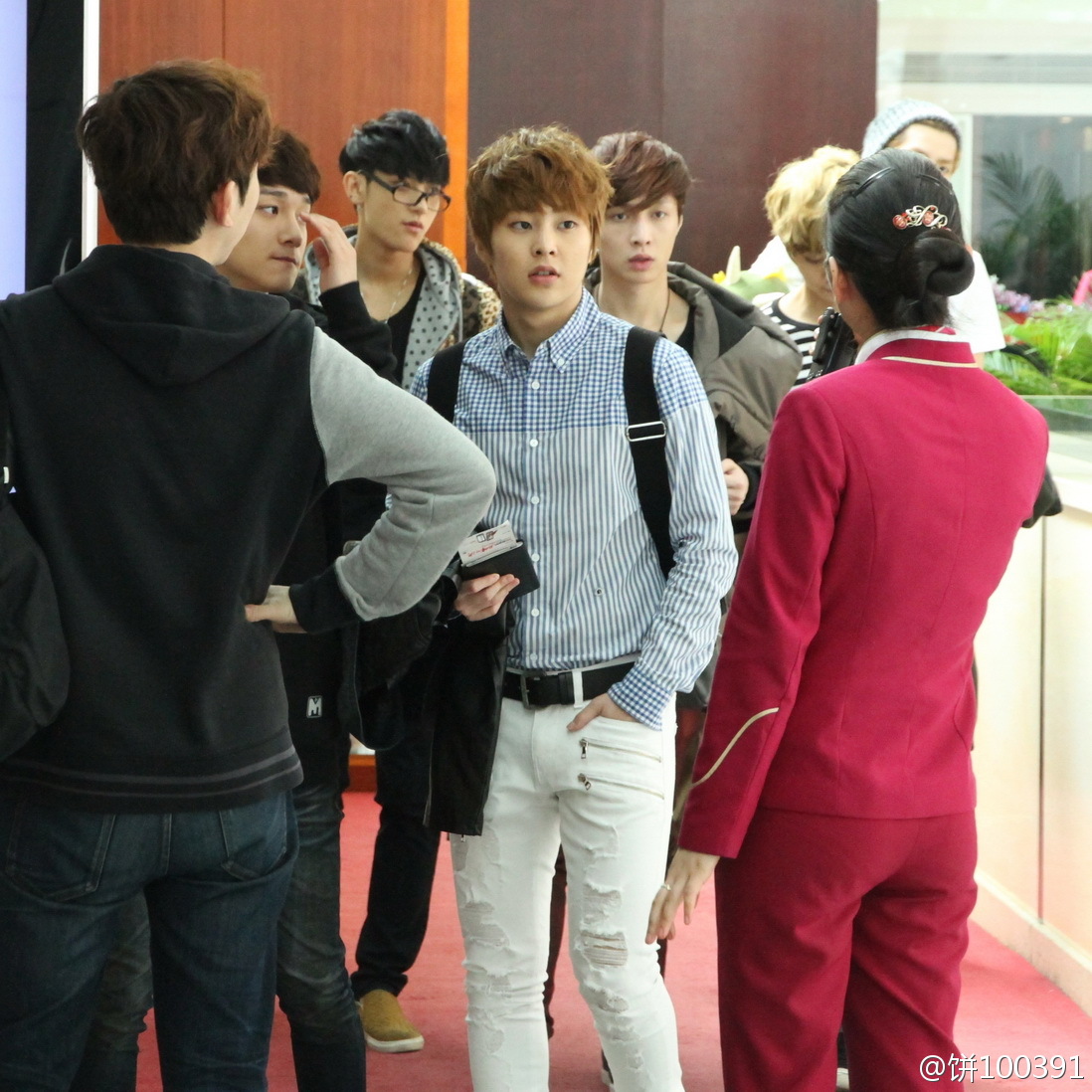 [Fantaken] 101212 EXO M XiuMin @ Guangzhou Baiyun International Airport 69a35d55gw1e01ovkqh4vj