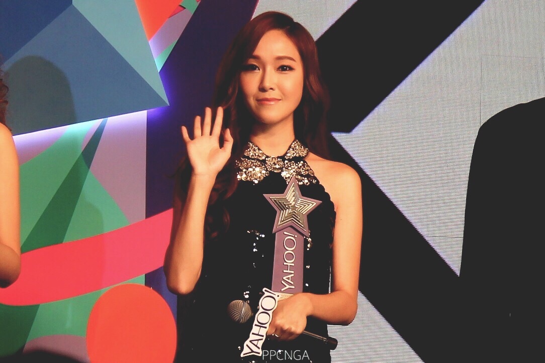 [PIC][07-12-2014]Jessica khởi hành đi Hồng Kông để tham dự "Yahoo Asia Buzz Award 2014" vào sáng nay - Page 2 6ae9aed8jw1en4aa4tar5j20u40k378r