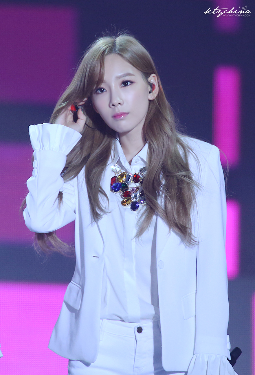 [PIC][24-10-2014]SNSD khởi hành đi Trung Quốc để biểu diễn tại "MBC Korean Music Wave in Beijing 2014" vào chiều nay - Page 11 6b85d1dcjw1f1qr514bjmj20oh0zwh81