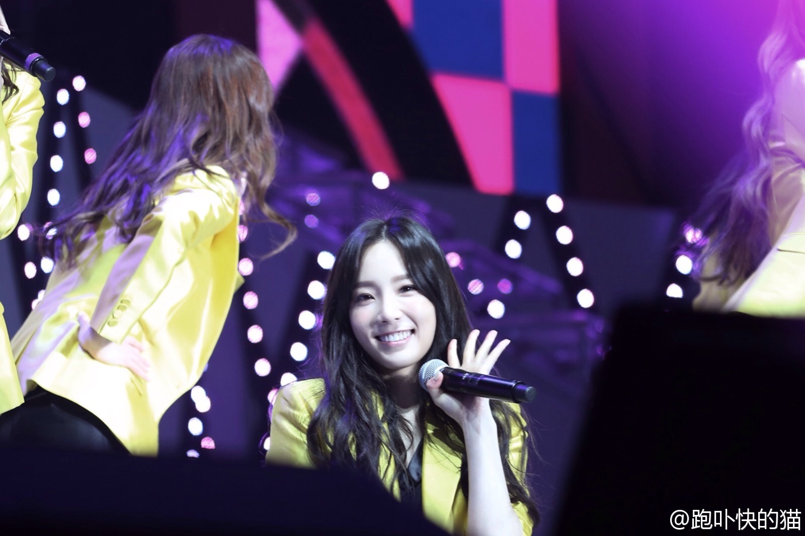 [PIC][21-11-2014]SNSD khởi hành đi Trung Quốc để tham gia "China for GG 1st Fan Party in NanJing" vào trưa nay - Page 9 6bdde354jw1emkbxp1vrsj218g0tmn3t